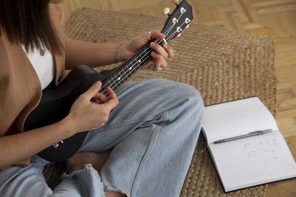 Donna suona l'ukulele.
