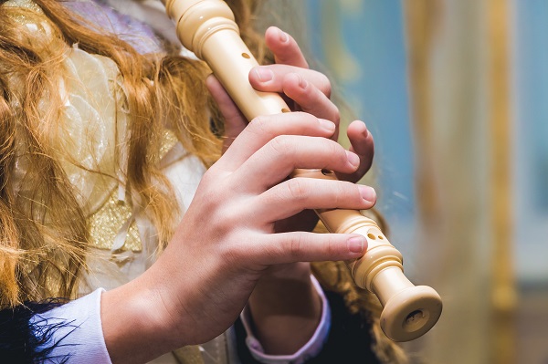 Flauto dolce Giovane musicista suona un flauto dolce.